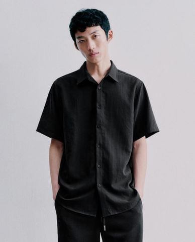  URBAN REVIVO - Áo sơ mi nam cổ bẻ tay ngắn tối giản 
