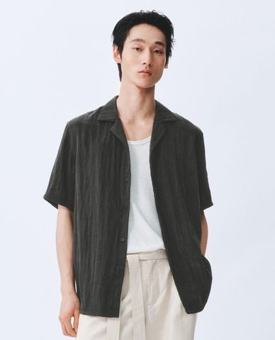  URBAN REVIVO - Áo sơ mi nam cổ bẻ tay ngắn 