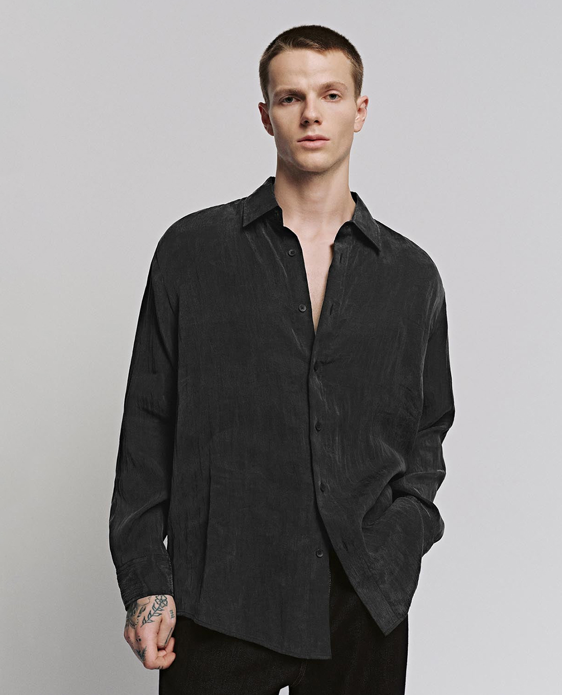 URBAN REVIVO - Áo sơ mi nam cổ bẻ tay dài dáng suông