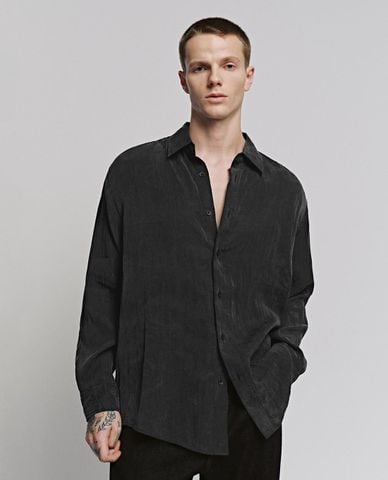  URBAN REVIVO - Áo sơ mi nam cổ bẻ tay dài dáng suông 