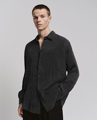  URBAN REVIVO - Áo sơ mi nam cổ bẻ tay dài dáng suông 