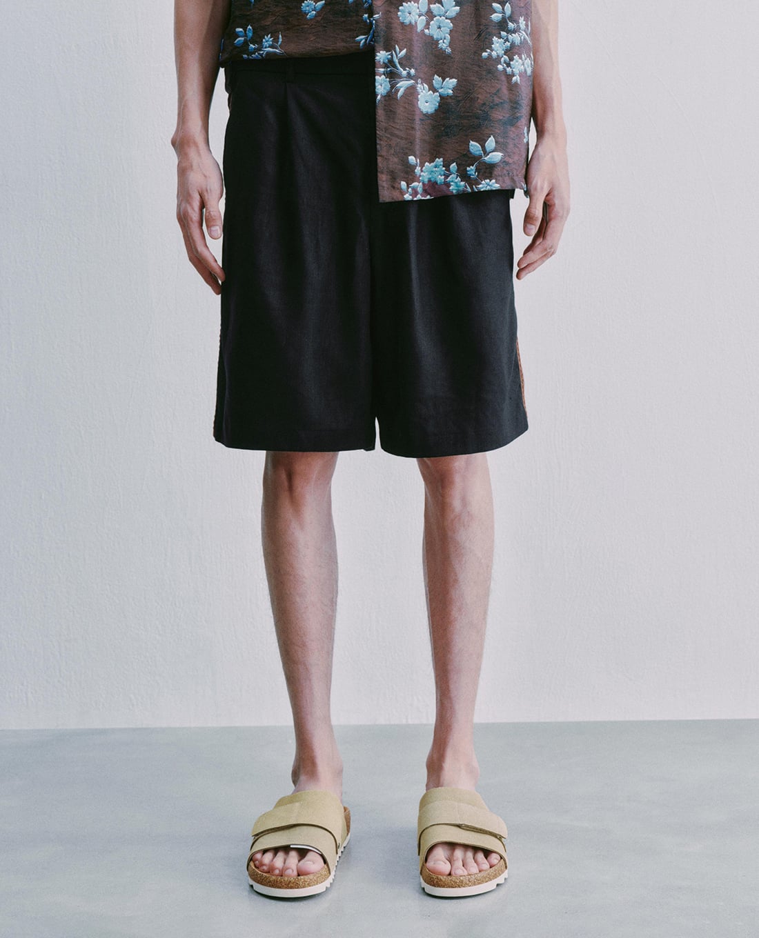 URBAN REVIVO - Quần short nam ống rộng phối viền