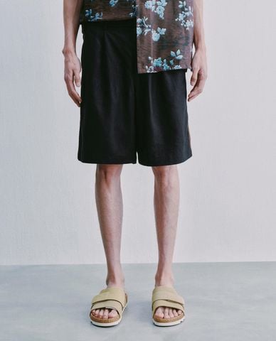  URBAN REVIVO - Quần short nam ống rộng phối viền 