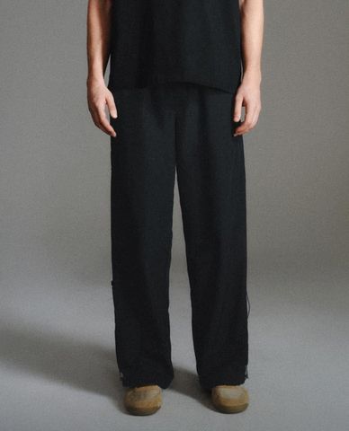  URBAN REVIVO - Quần nam ống rộng lưng thun phối dây rút 