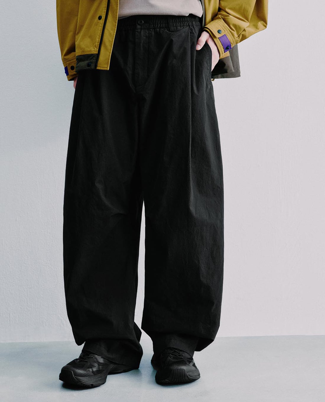 URBAN REVIVO - Quần nam ống rộng lưng thun phối túi