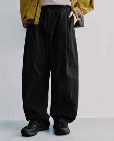  URBAN REVIVO - Quần nam ống rộng lưng thun phối túi 