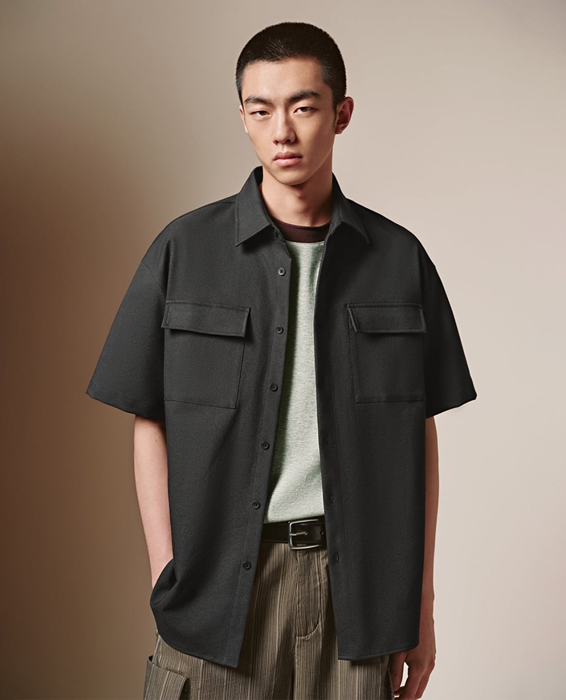 URBAN REVIVO - Áo sơ mi nam cổ bẻ tay ngắn phối túi hộp