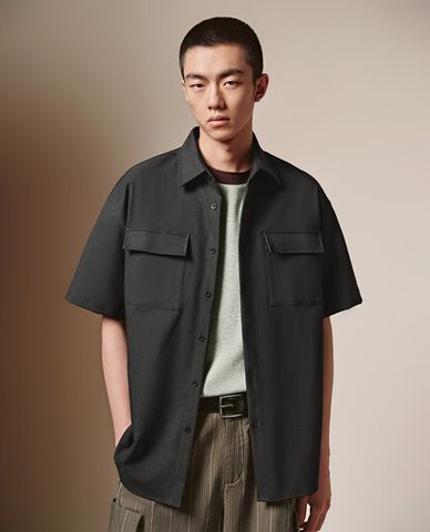  URBAN REVIVO - Áo sơ mi nam cổ bẻ tay ngắn phối túi hộp 