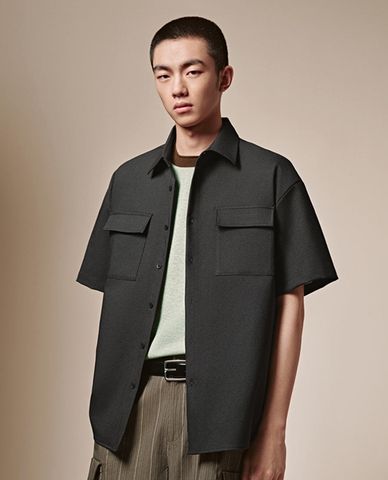  URBAN REVIVO - Áo sơ mi nam cổ bẻ tay ngắn phối túi hộp 