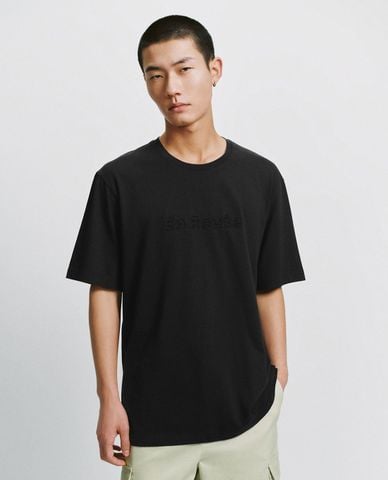  URBAN REVIVO - Áo thun nam cổ tròn tay ngắn in chữ 