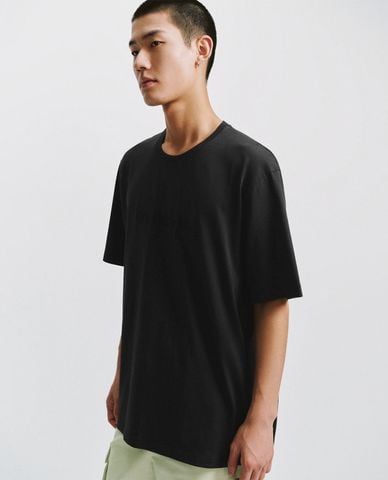  URBAN REVIVO - Áo thun nam cổ tròn tay ngắn in chữ 