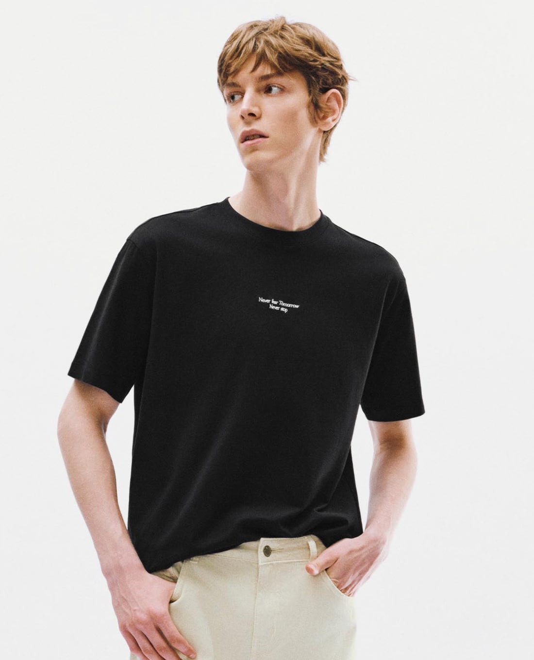 URBAN REVIVO - Áo thun nam cổ tròn tay ngắn in chữ