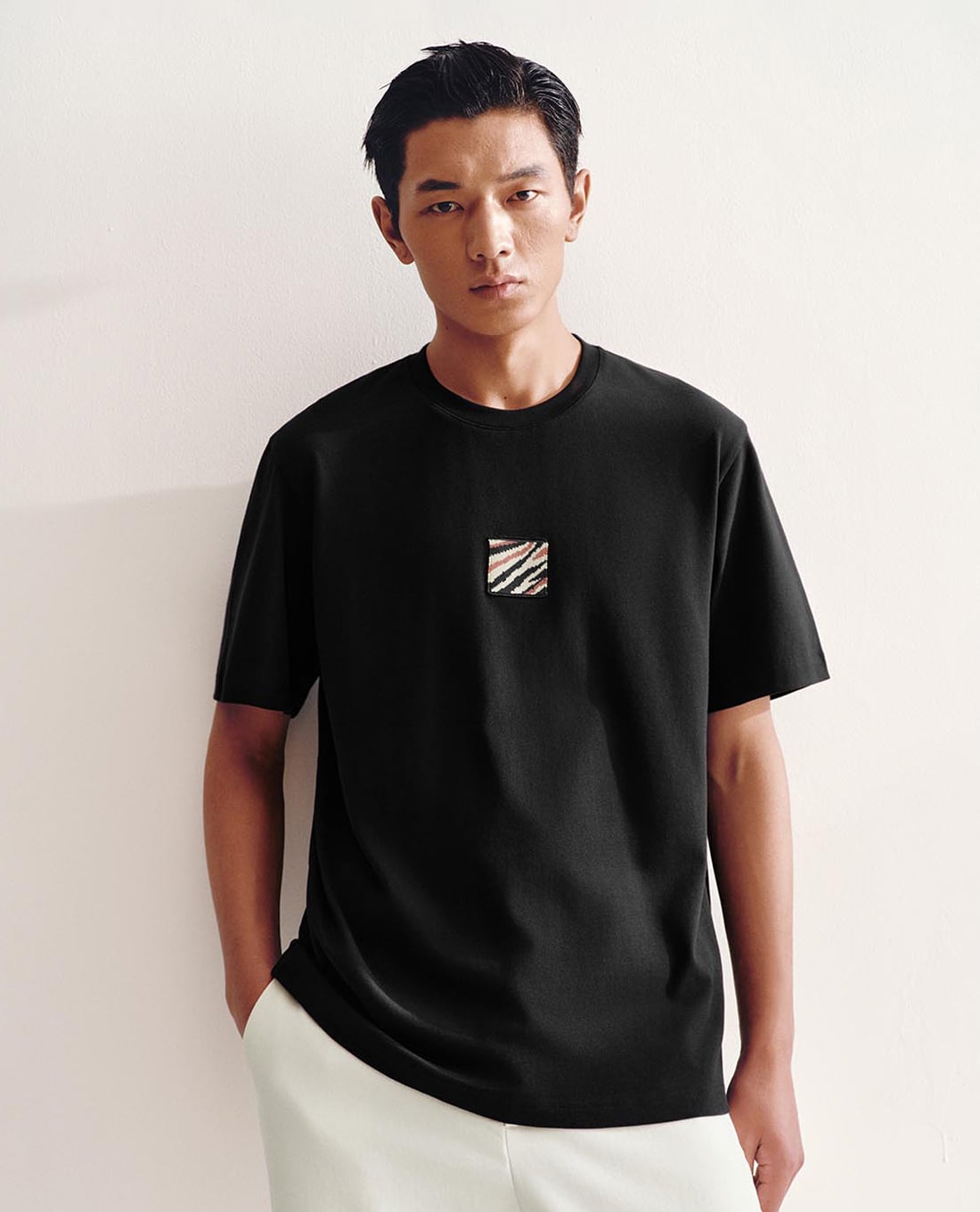 URBAN REVIVO - Áo thun nam cổ tròn tay ngắn in họa tiết