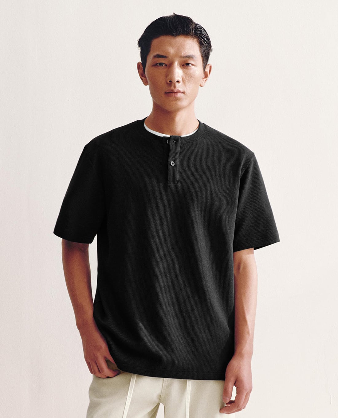 URBAN REVIVO - Áo thun nam cổ henley tay ngắn thanh lịch