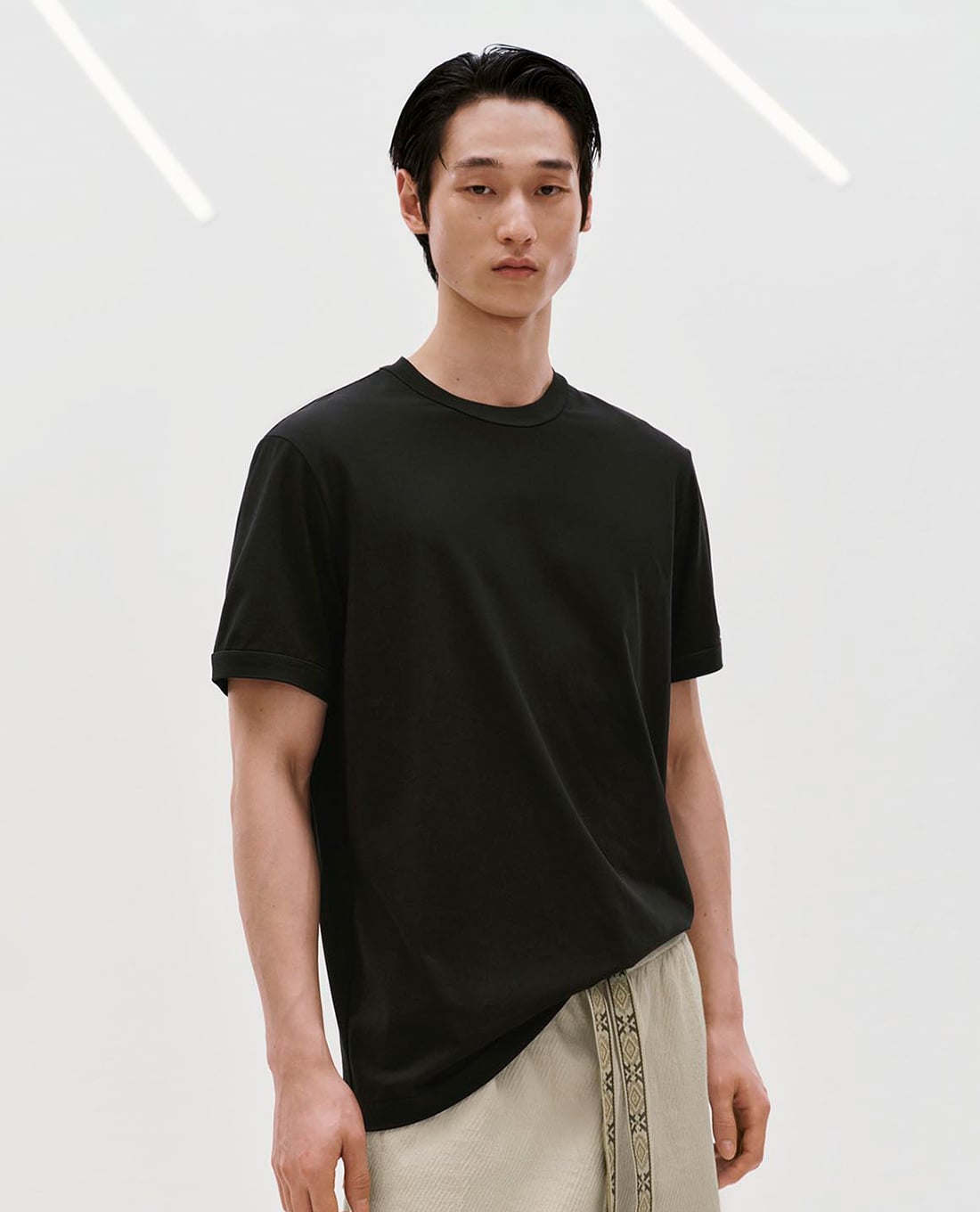 URBAN REVIVO - Áo thun nam cổ tròn tay ngắn tối giản