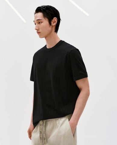  URBAN REVIVO - Áo thun nam cổ tròn tay ngắn tối giản 