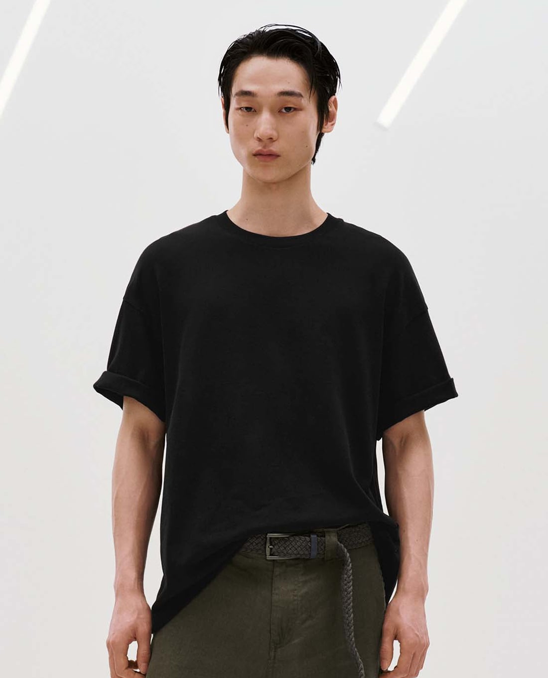 URBAN REVIVO - Áo thun nam cổ tròn tay ngắn tối giản