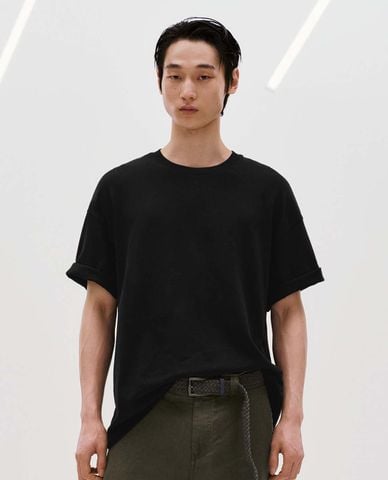  URBAN REVIVO - Áo thun nam cổ tròn tay ngắn tối giản 