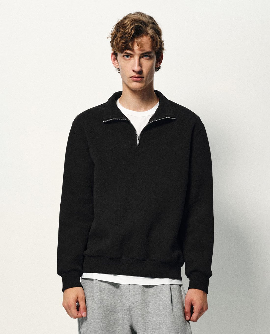 URBAN REVIVO - Áo sweatshirt nam cổ bẻ tay dài phối khóa
