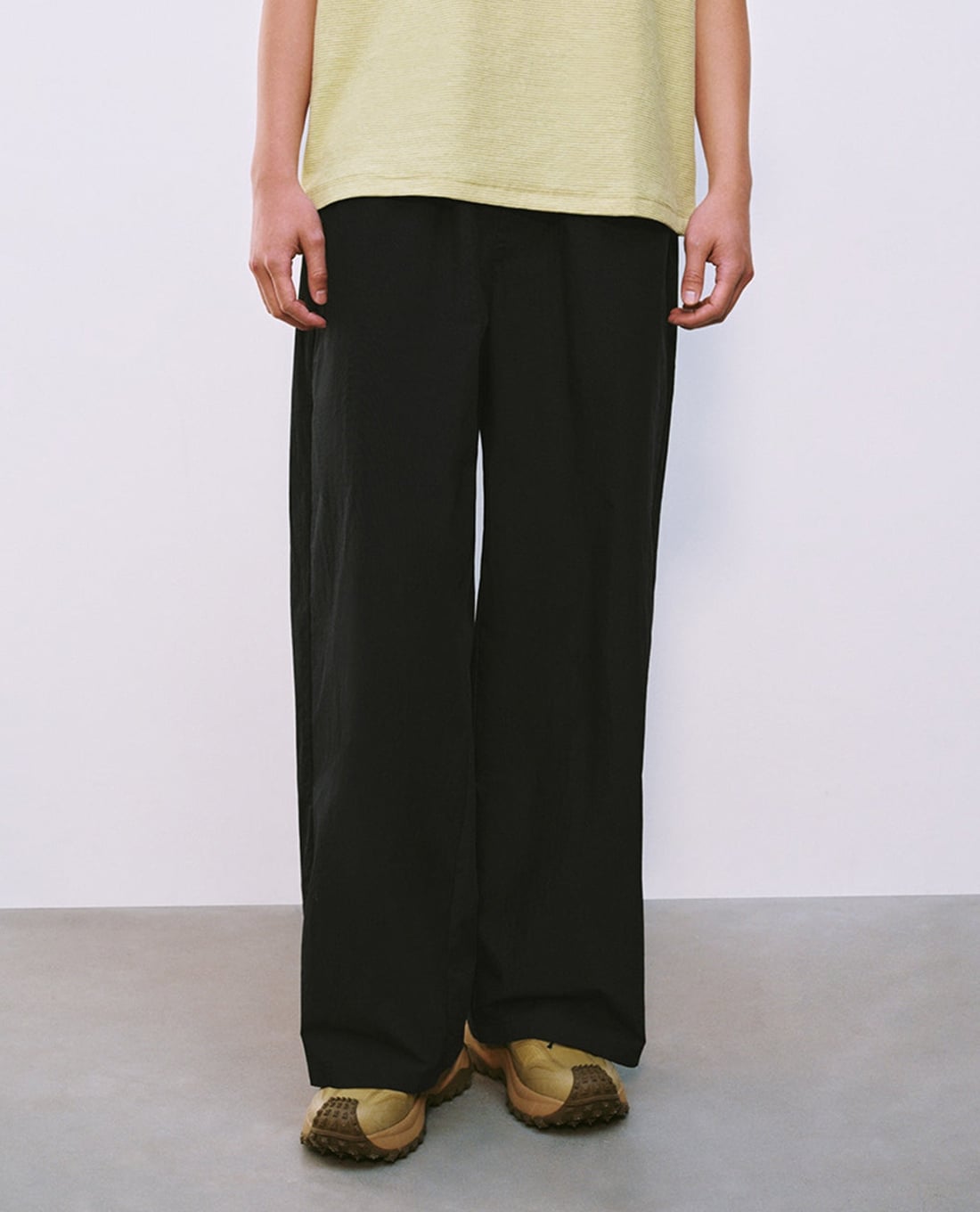 URBAN REVIVO - Quần nam ống rộng lưng thun phối dây rút