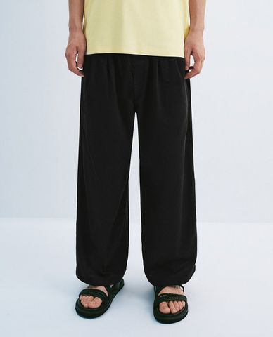  URBAN REVIVO - Quần nam ống rộng lưng thun 