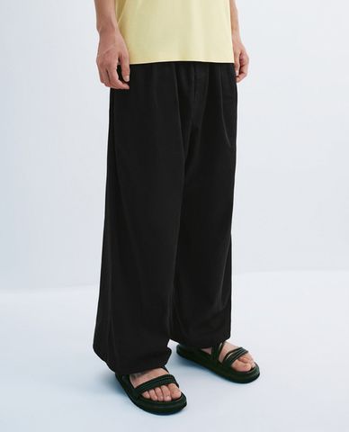  URBAN REVIVO - Quần nam ống rộng lưng thun 