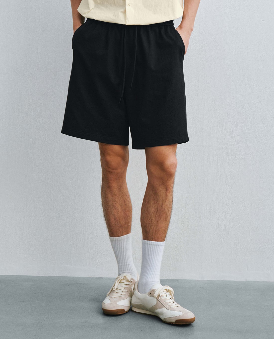 URBAN REVIVO - Quần short nam ống rộng lưng thun dây rút