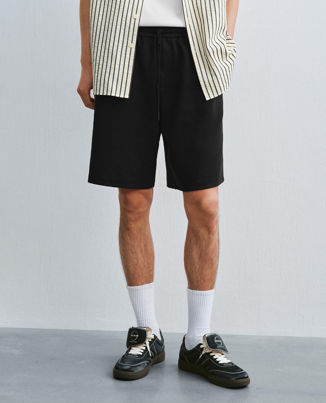 URBAN REVIVO - Quần short nam ống rộng lưng thun dây rút