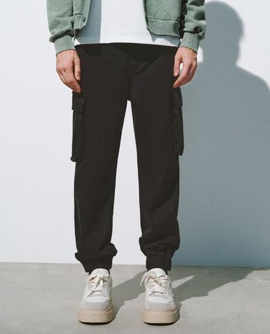  URBAN REVIVO - Quần jogger nam phối túi hộp năng động 