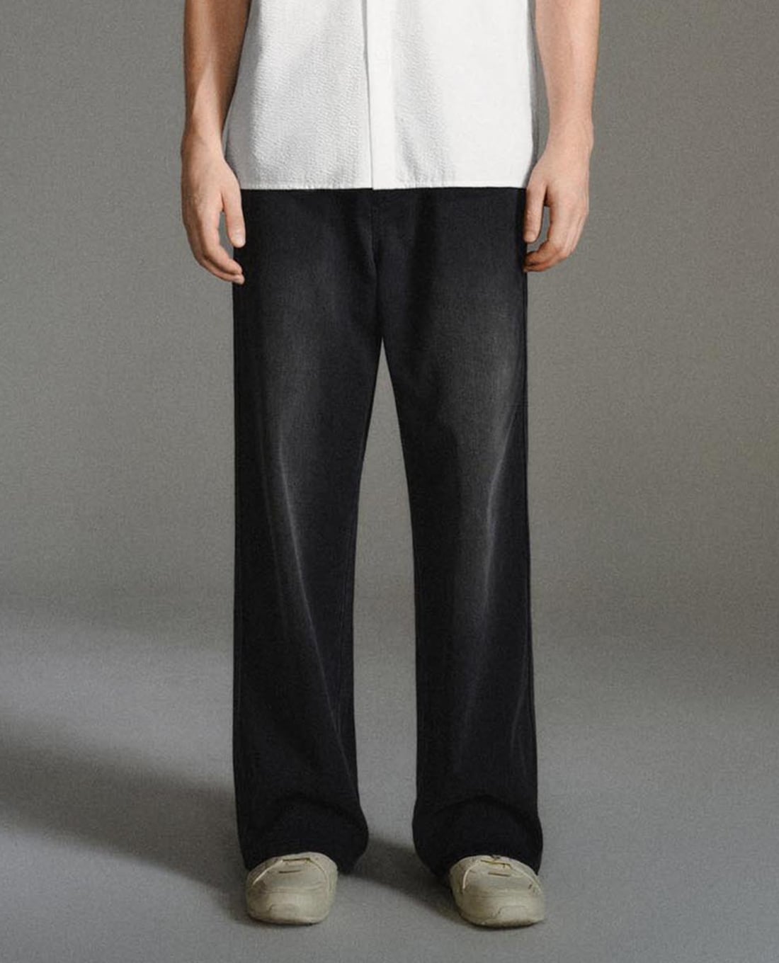 URBAN REVIVO - Quần jeans nam ống rộng lưng thun