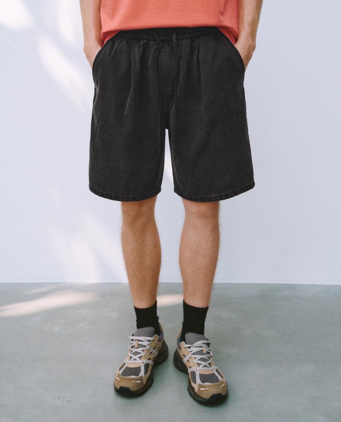 URBAN REVIVO - Quần short jeans nam lưng thun phối dây rút