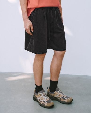  URBAN REVIVO - Quần short jeans nam lưng thun phối dây rút 