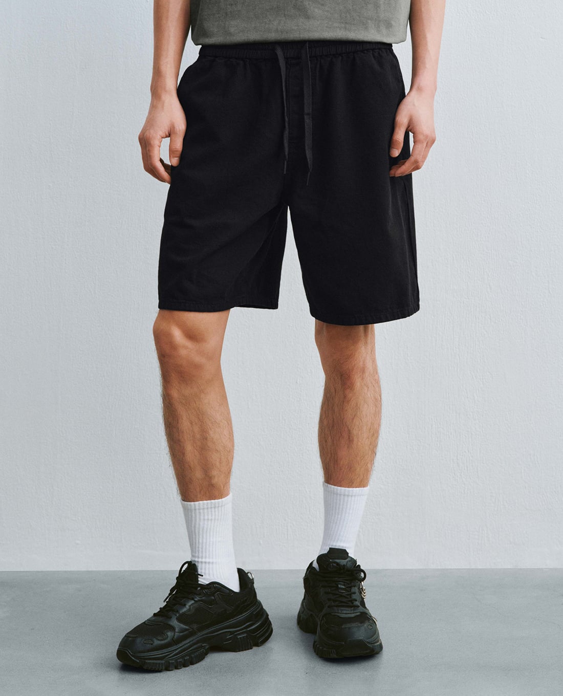 URBAN REVIVO - Quần short jeans nam lưng thun dây rút