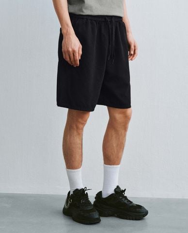  URBAN REVIVO - Quần short jeans nam lưng thun dây rút 