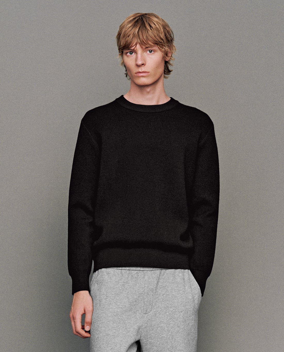 URBAN REVIVO - Áo dệt kim nam cổ tròn tay dài cổ điển