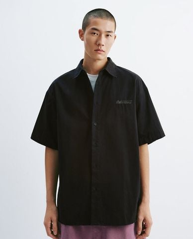  URBAN REVIVO - Áo sơ mi nam tay ngắn thêu chữ 