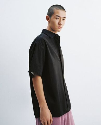  URBAN REVIVO - Áo sơ mi nam tay ngắn thêu chữ 