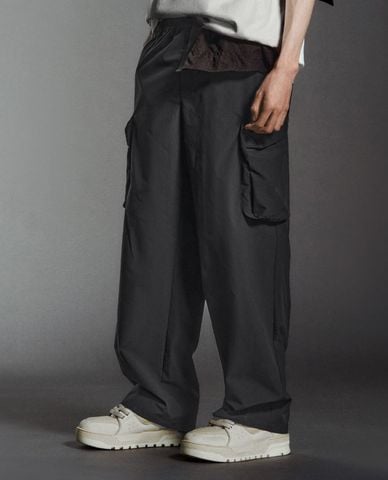  URBAN REVIVO - Quần nam ống rộng lưng thun phối túi hộp 