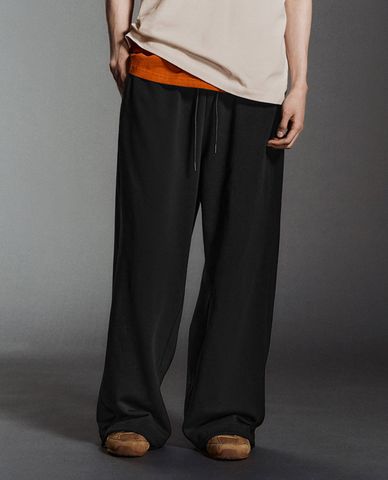  URBAN REVIVO - Quần nam ống rộng lưng thun 