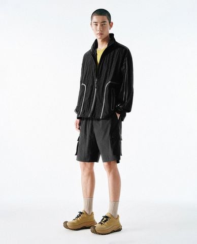  URBAN REVIVO - Quần short nam ngang gối túi hộp 