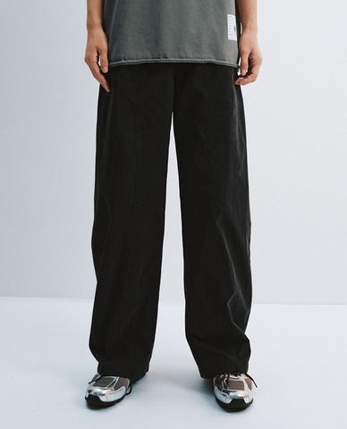  URBAN REVIVO - Quần nam ống rộng lưng thun 