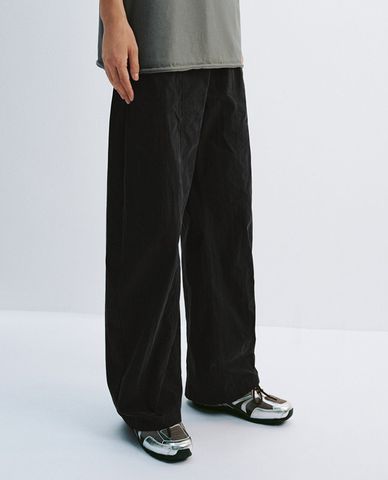  URBAN REVIVO - Quần nam ống rộng lưng thun 