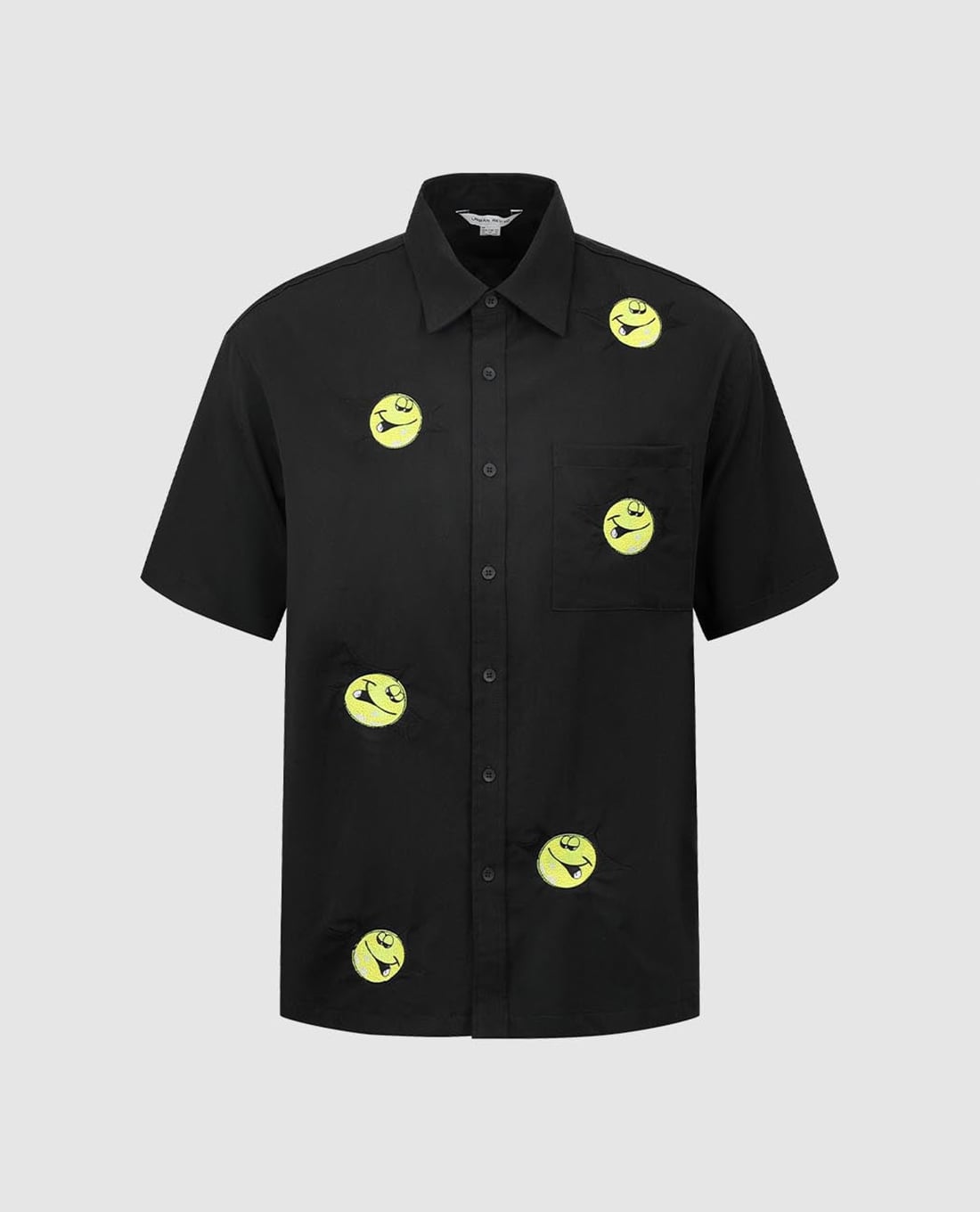 URBAN REVIVO - Áo sơ mi nam cổ bẻ tay ngắn phối hình hiện đại