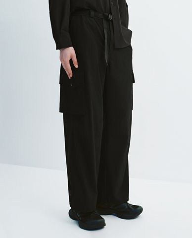  URBAN REVIVO - Quần nam ống rộng phối túi hộp 