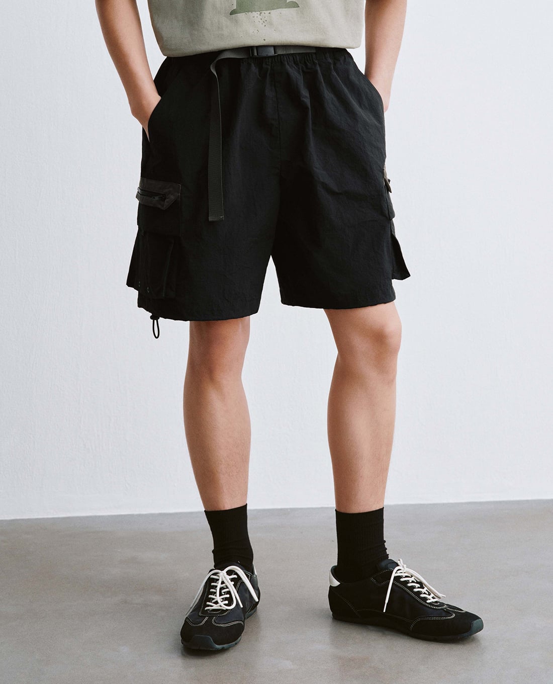 URBAN REVIVO - Quần short nam ống rộng phối đai lưng