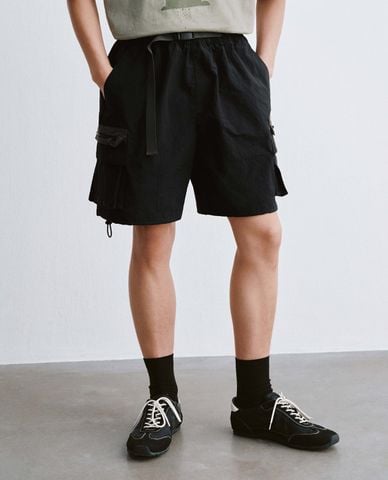  URBAN REVIVO - Quần short nam ống rộng phối đai lưng 