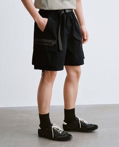 URBAN REVIVO - Quần short nam ống rộng phối đai lưng 