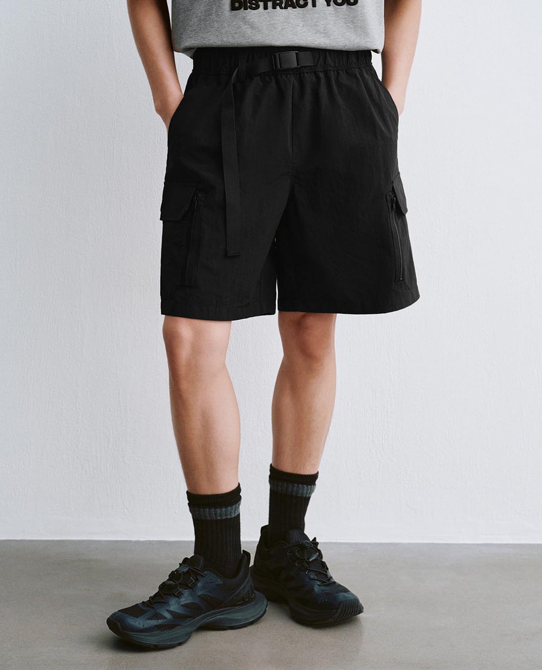 URBAN REVIVO - Quần short nam ống rộng túi hộp khóa kéo