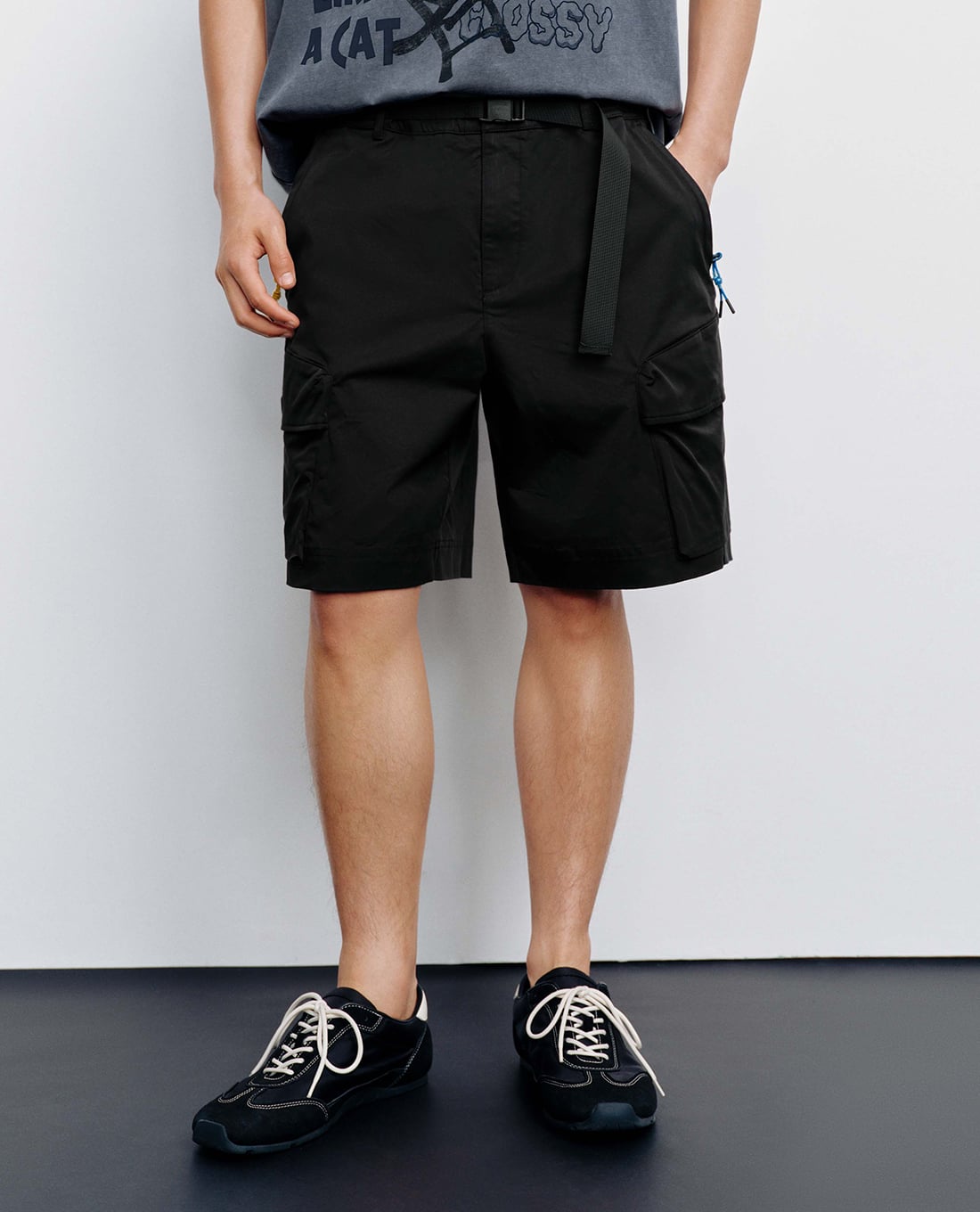 URBAN REVIVO - Quần short nam ống rộng túi hộp phối khóa cài