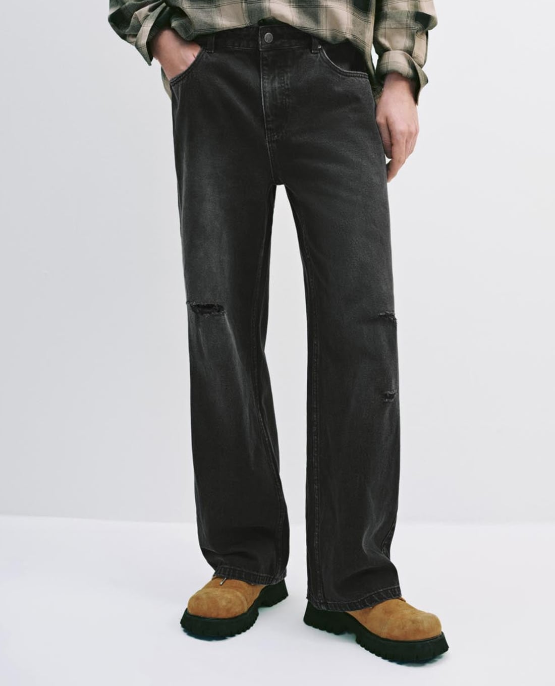 URBAN REVIVO - Quần jeans nam ống đứng rách gối